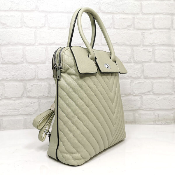 Елегантна дамска раница-чанта Мария С зелена с две отделни прегради и възможност за носене на рамо. Директен внос от Италия.