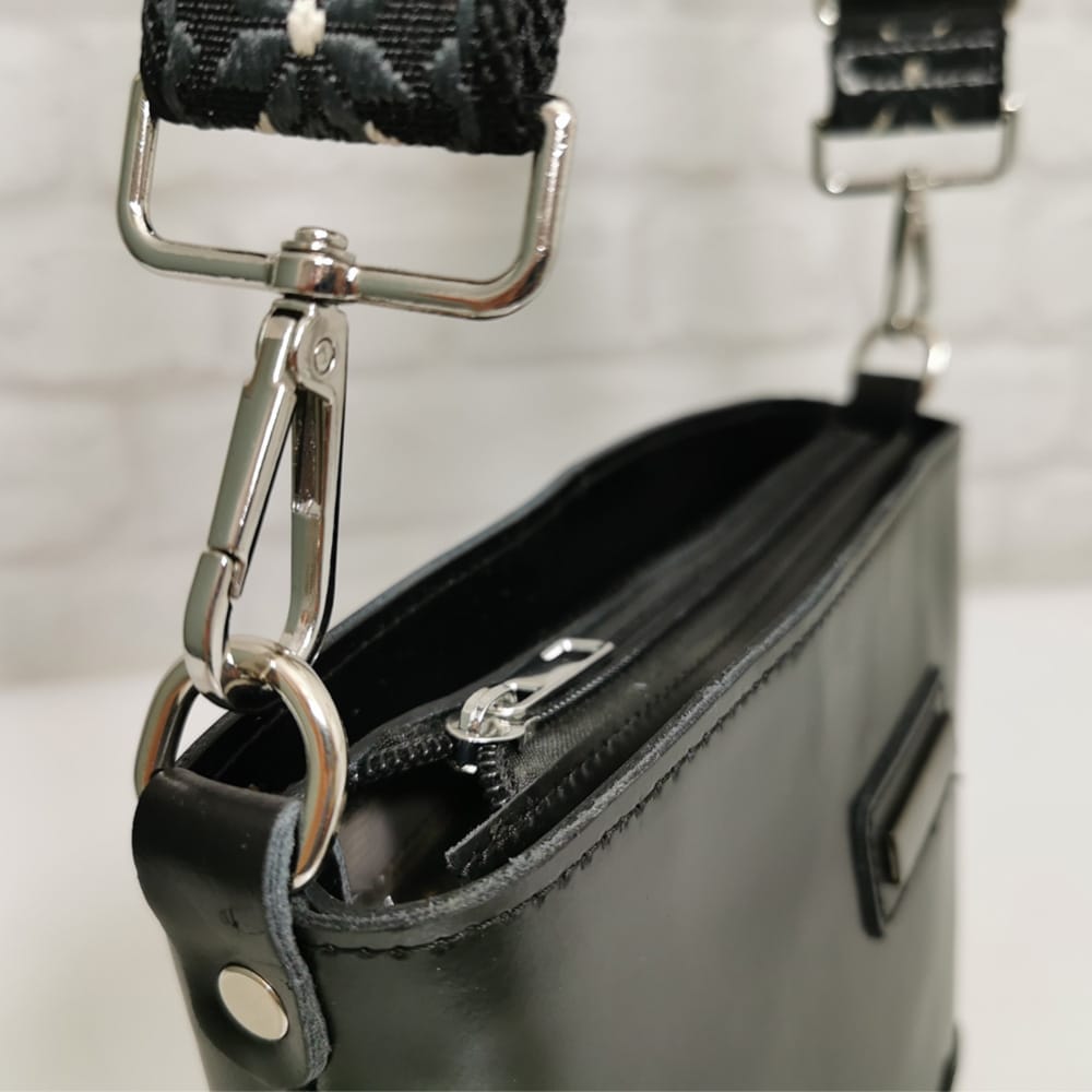 damska-chanta-10ek-1-4 Дамска чанта от естествена кожа с широка текстилна дръжка.