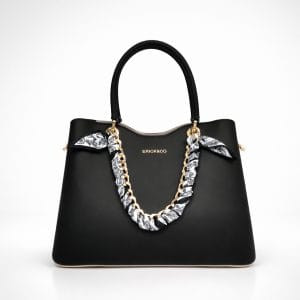 дамска черна елегантна чанта с декоративна верижка отпред анфас