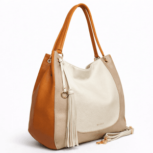 Трицветна дамска чанта с пискюл