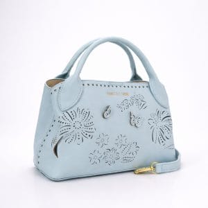 Светлосиня дамска чанта с флорални мотиви и деликатни апликации на пеперуди, преден изглед.