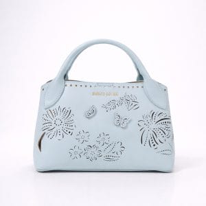 Профил на светлосиня дамска чанта с перфорирани елементи и елегантни заоблени дръжки.