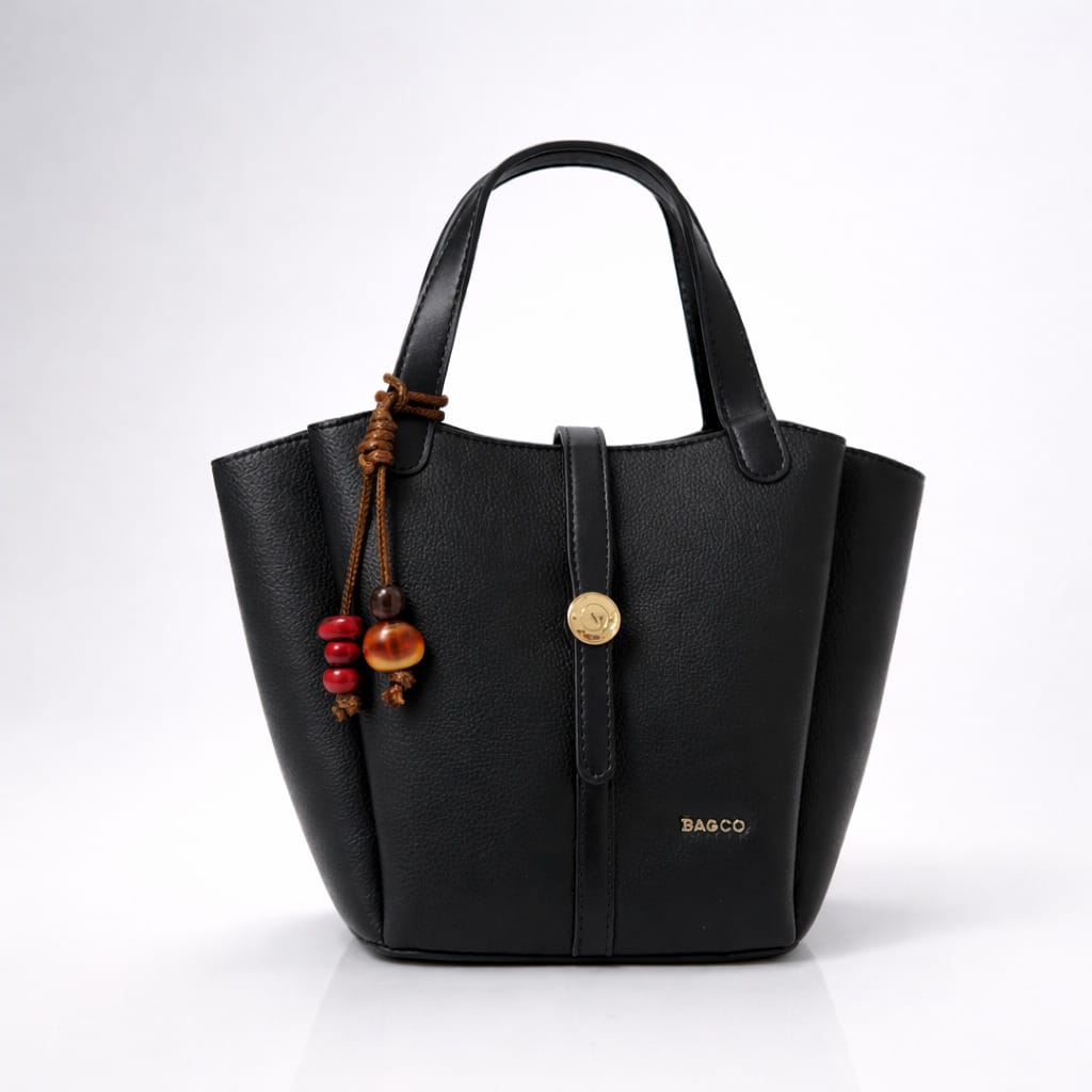 damska-chanta-80067-1 Спортно-елегантна чанта с висулка и три прегради, анфас