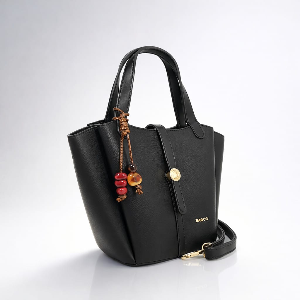 damska-chanta-80067 Спортно-елегантна чанта с висулка тип трапец, профил