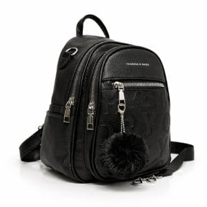 дамска раница профил – черна раница с релефен дизайн и пухкав аксесоар