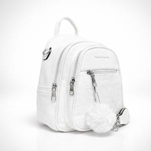 бяла раница с декоративен пухкав аксесоар и модерна форма