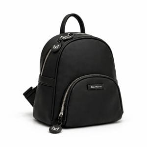 черна раница с изчистен дизайн и компактна форма